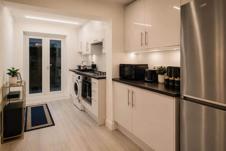 Fully equipped kitchen with hob, oven, microwave and all cookware — everything you need for comfortable self-catering