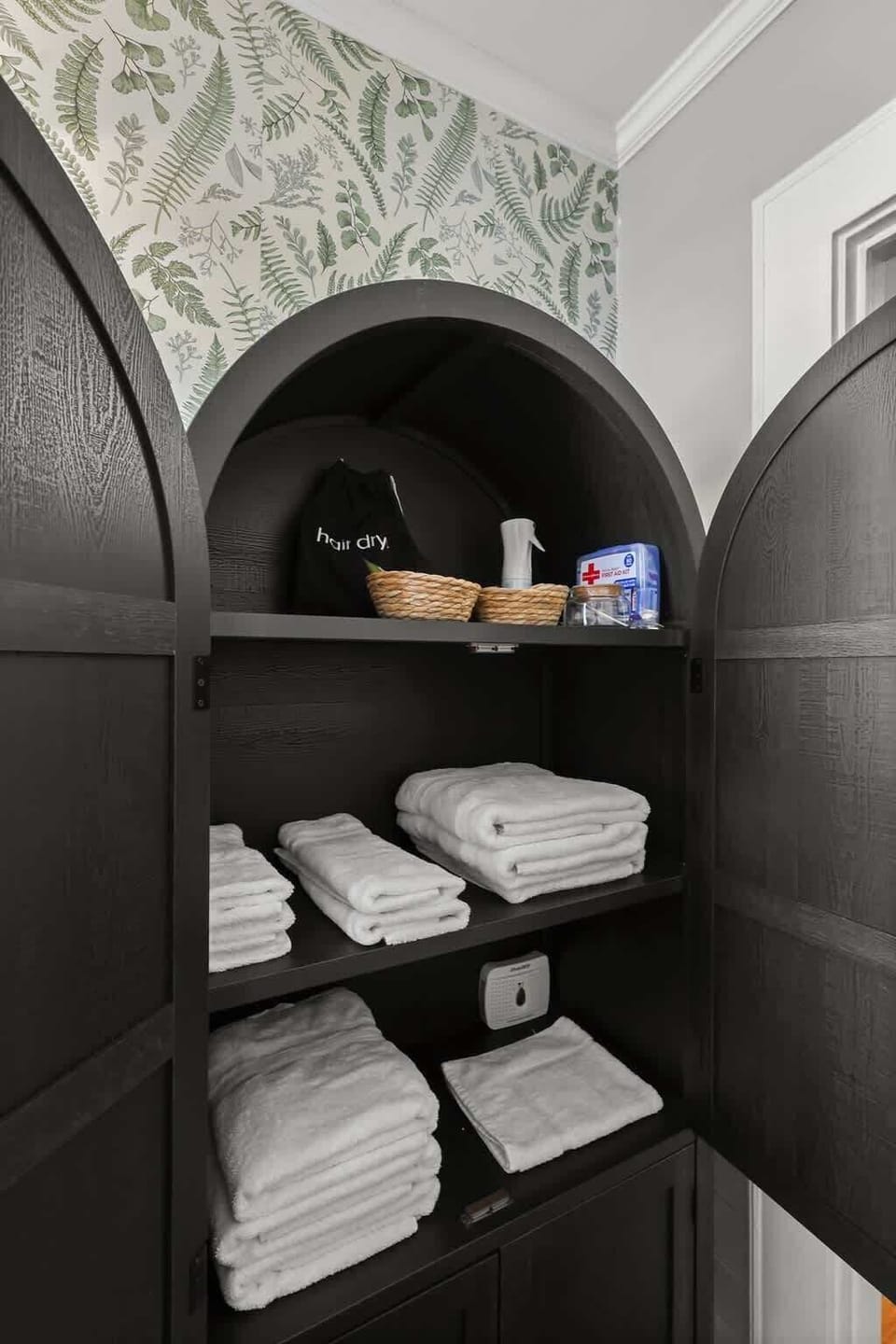 Spacious Bathroom 