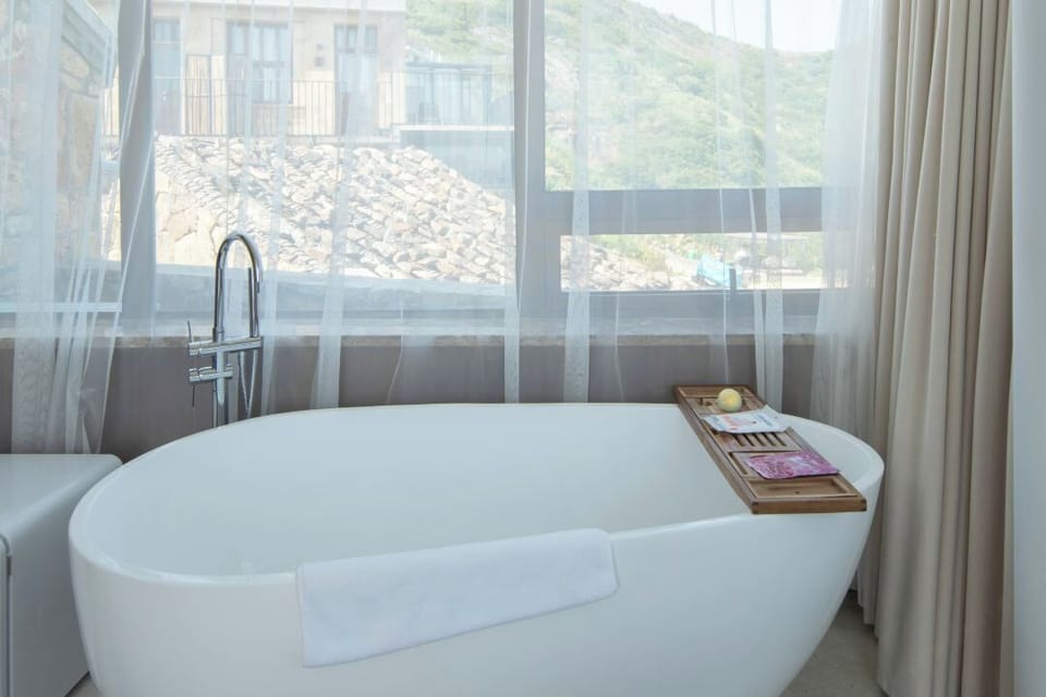 Luxury Double Room, Sea View | Bathroom | Hair dryer, towels, shampoo, toilet paper