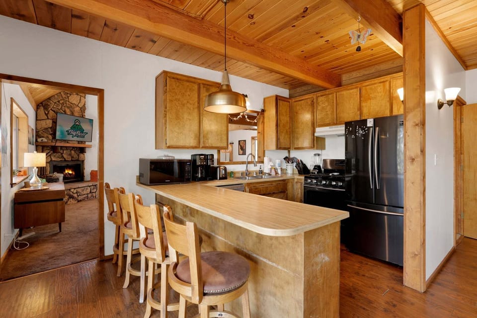 Plenty of seating between the island and the dining room table.  Perfect for entertaining a large group