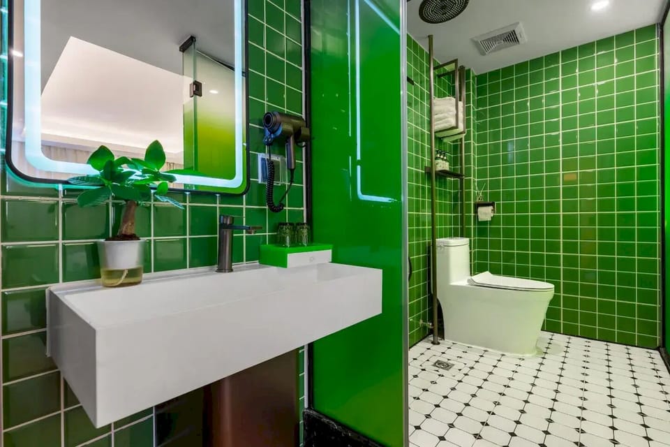 Superior Twin Room | Bathroom | Shower, hair dryer, slippers, towels