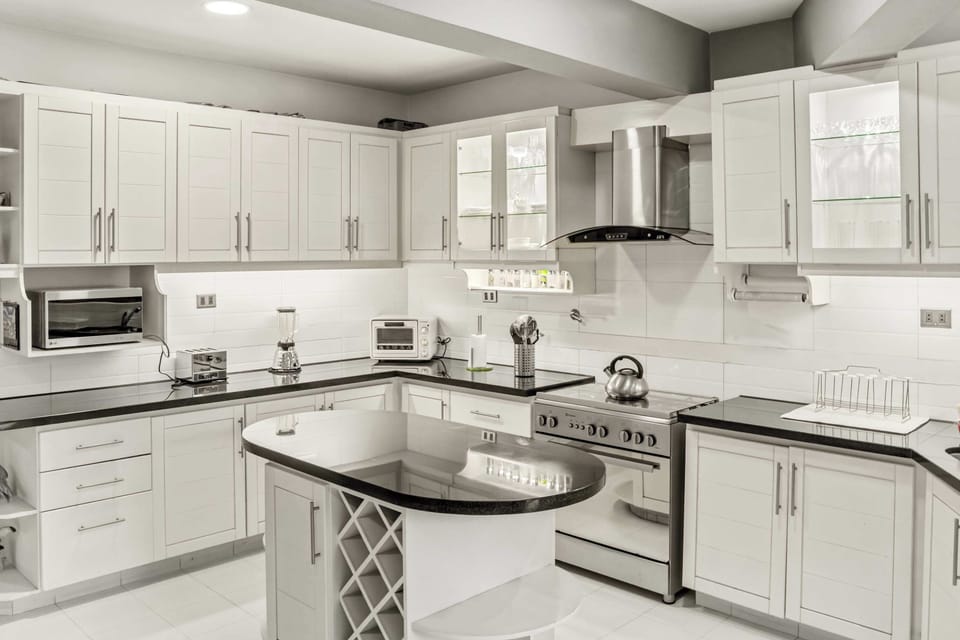 Fully equipped kitchen with island table
