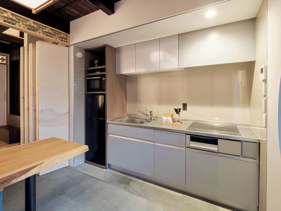 Traditional House, 4 Bedrooms, Kitchen, Garden View | Private kitchen | Fridge, microwave, stovetop, electric kettle