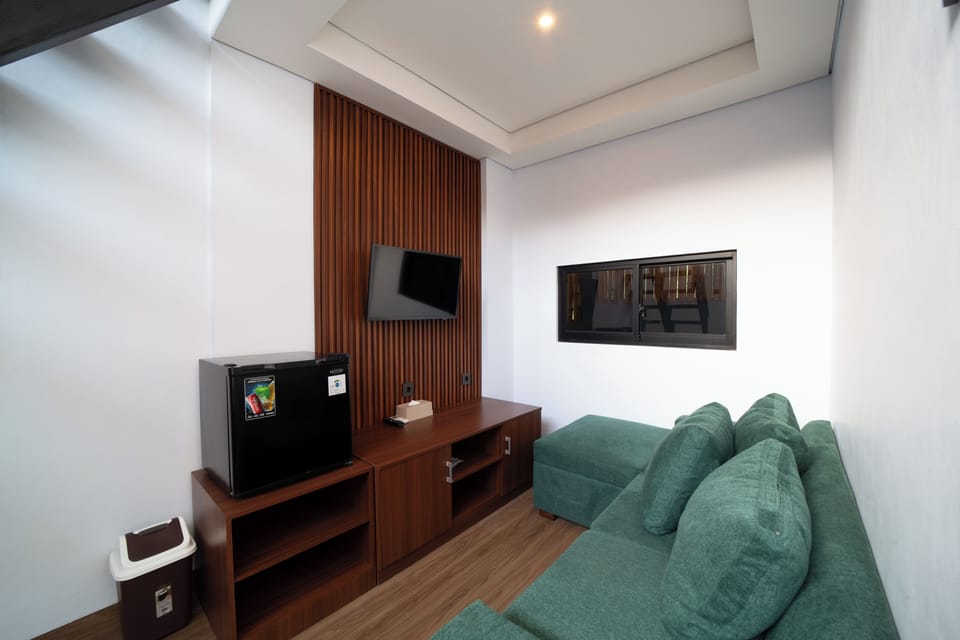 Family Double Room, Pool View | Living area