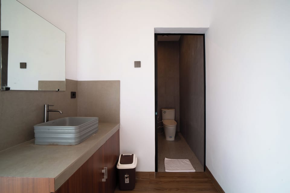 Standard Double Room, Garden View | Bathroom | Towels, soap, shampoo