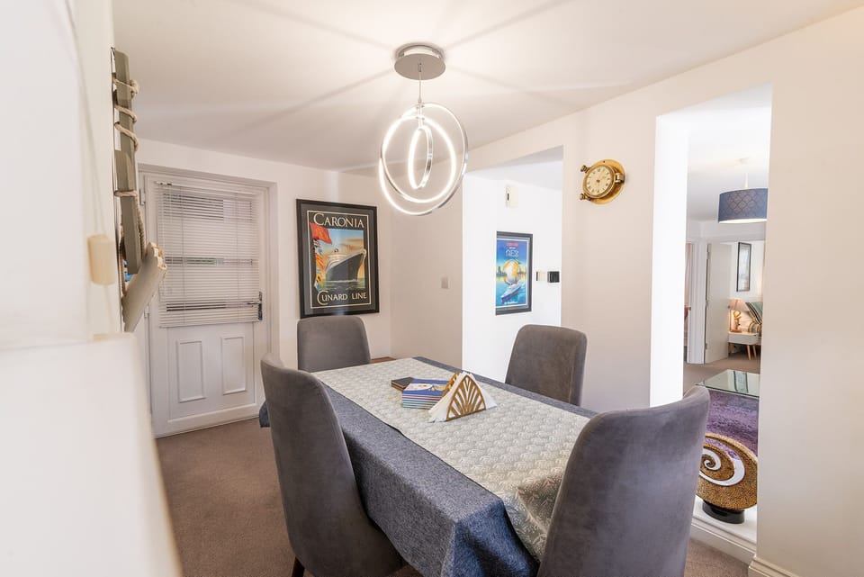 Captains Rest, Brixham: Dining area with seating for four guests.