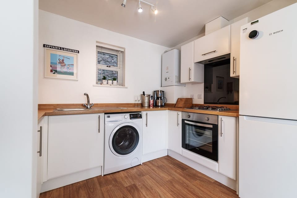 Captains Rest, Brixham: Kitchen area with everything you need to prepare meals