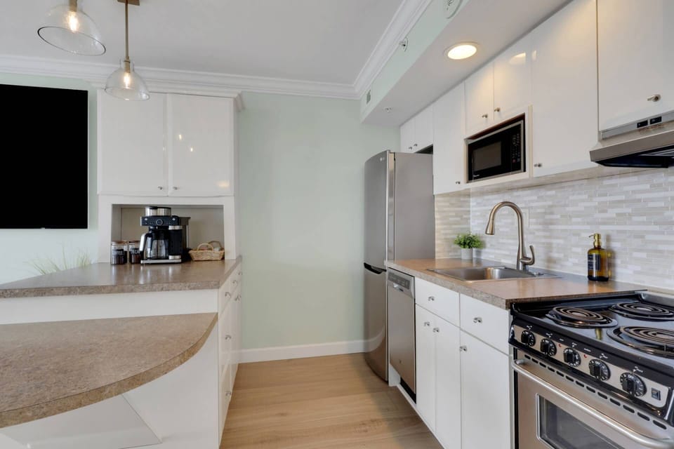 From morning coffee before the beach, easy dinners or late-night snacks after sunset, the kitchen is thoughtfully equipped with all you should need.