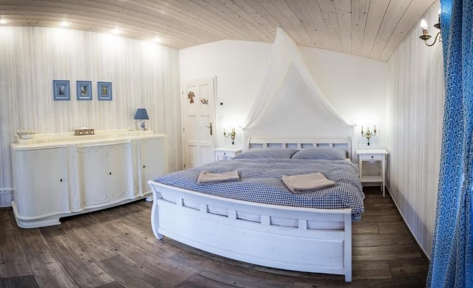 Luxury Suite, Garden View | Free WiFi