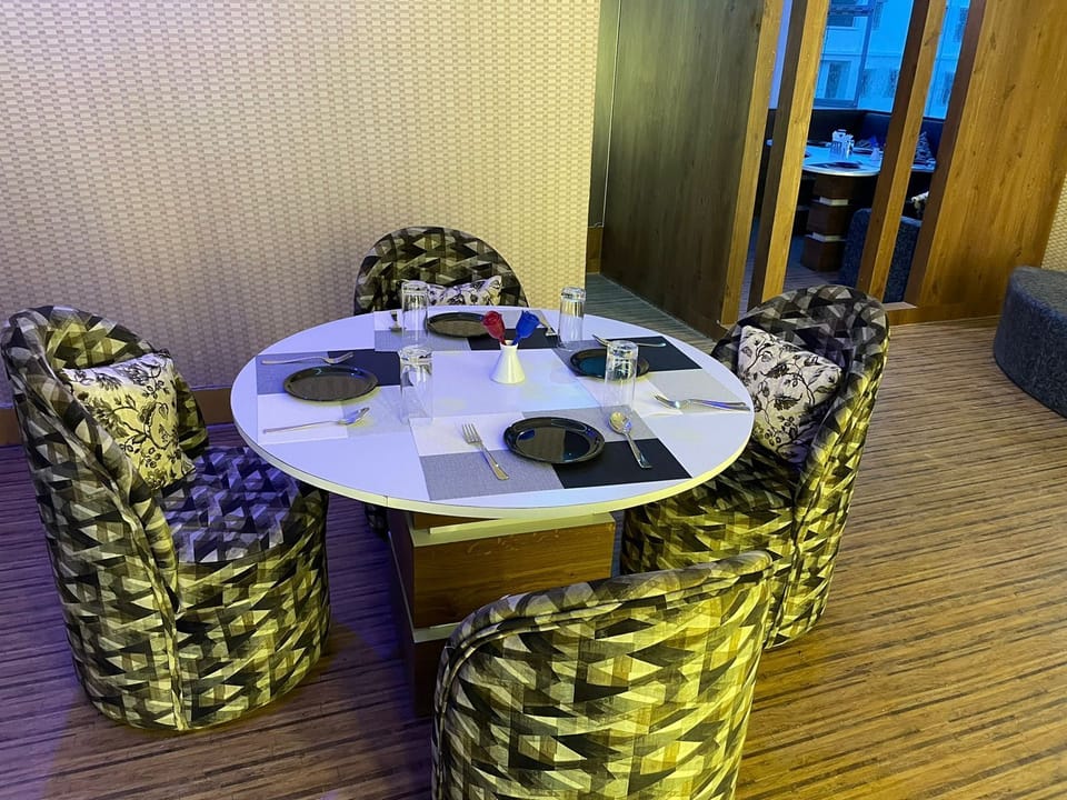 Deluxe Room, City View | Dining