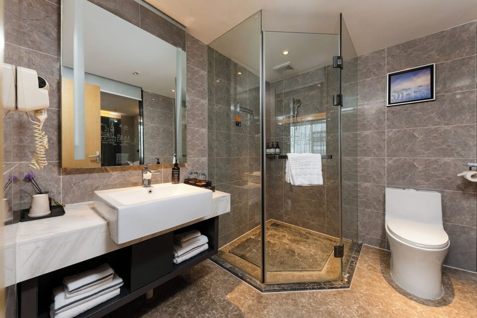 Comfort Single Room, Balcony, City View | Bathroom | Shower, free toiletries, hair dryer, towels