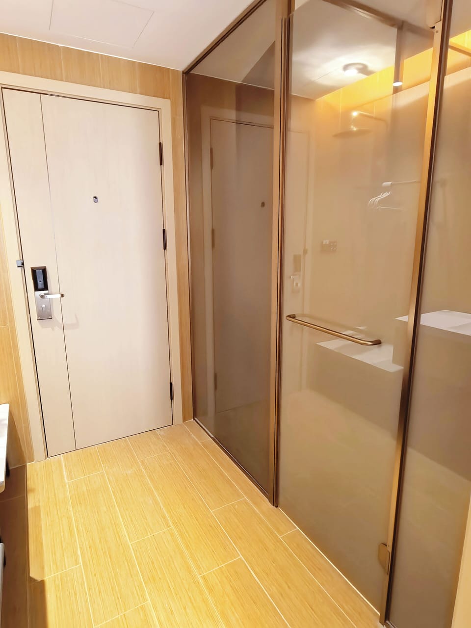 Superior Twin Room | Bathroom | Shower, rainfall showerhead, free toiletries, hair dryer