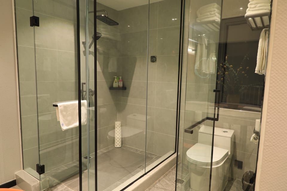 Panoramic Double Room, Lake View | Bathroom | Hair dryer, slippers, towels, shampoo