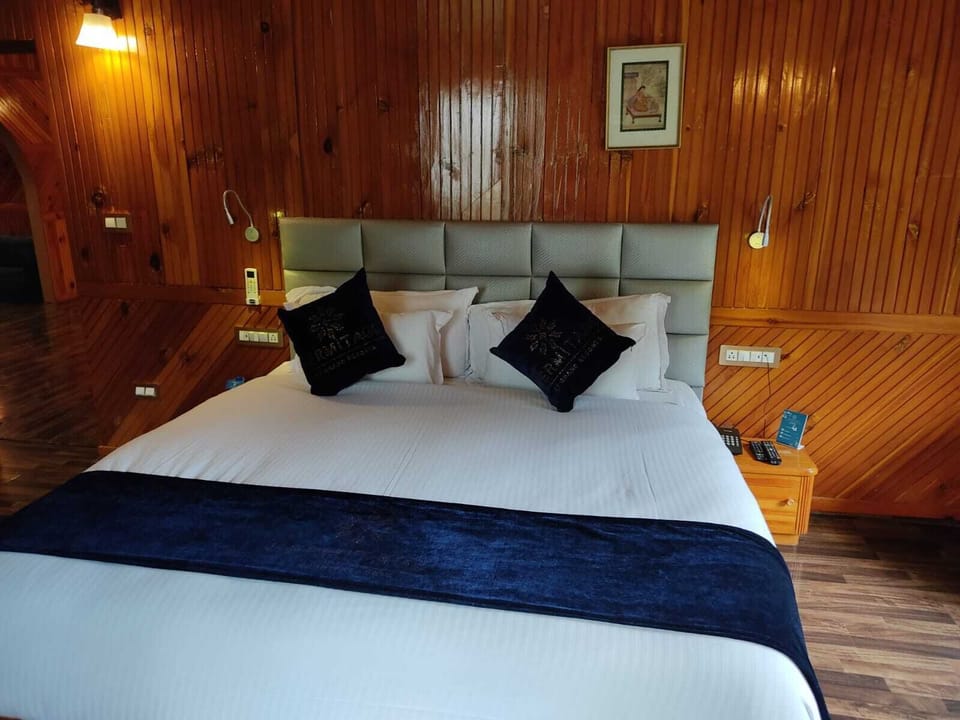 In-room safe, laptop workspace, iron/ironing board, WiFi (free)