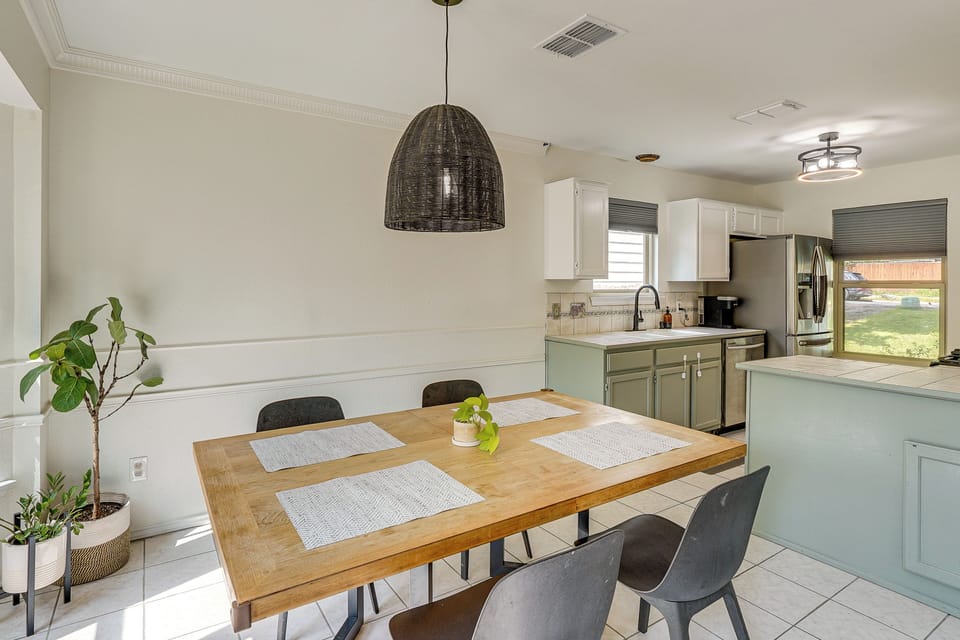 Dining Area | Dishware/Flatware Provided