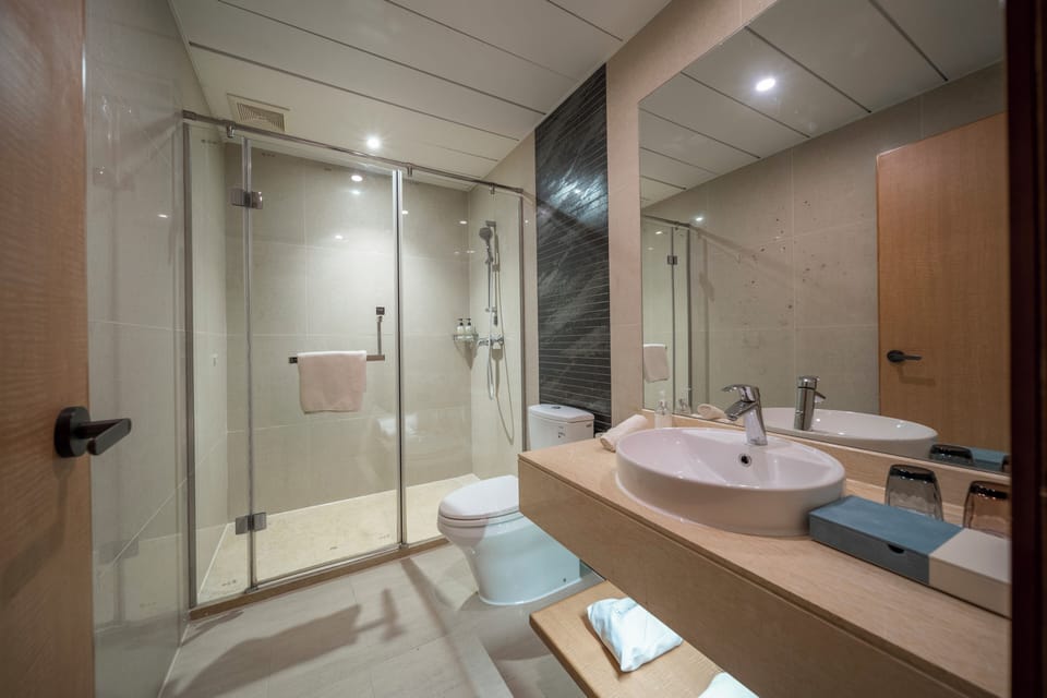 Superior Twin Room | Bathroom | Shower, hair dryer, slippers, towels