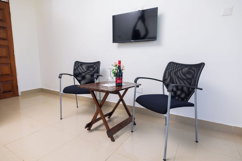 Deluxe Single Room, Lake View | Dining