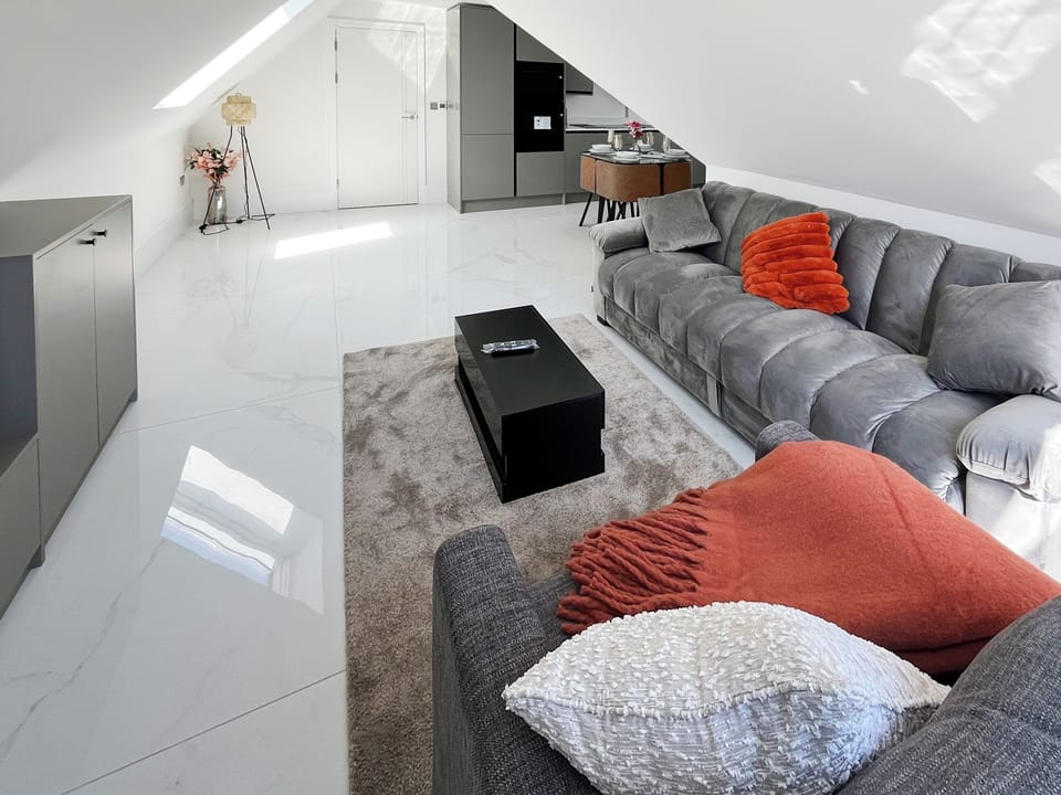 Open plan living space | Apartment 5 - Shencot Apartments, Brentwood