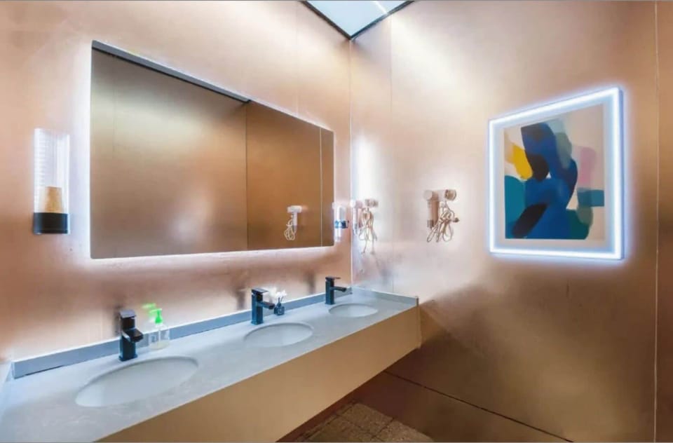 Zhi Single Room - Lower Bunk | Bathroom | Shower, hair dryer, slippers, towels