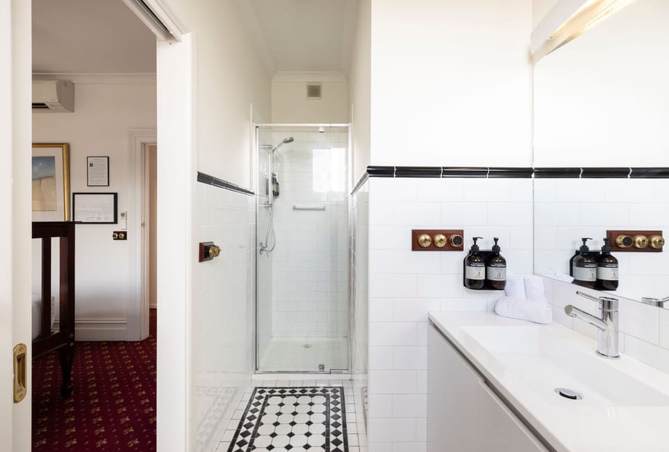 Suite, 1 Queen Bed, Ensuite | Bathroom | Towels