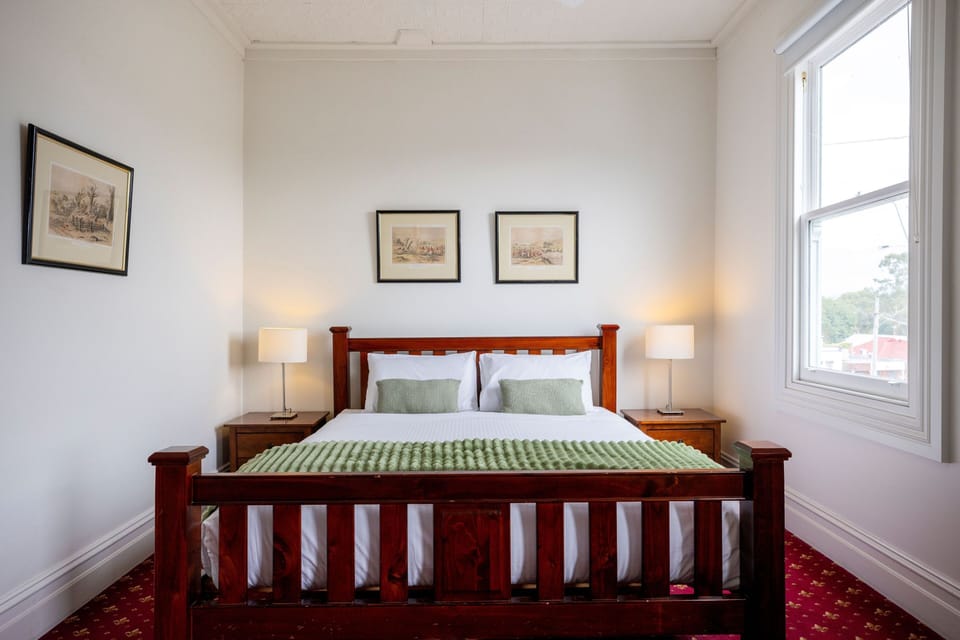 Suite, 1 King Bed, Ensuite | Iron/ironing board, free WiFi, bed sheets