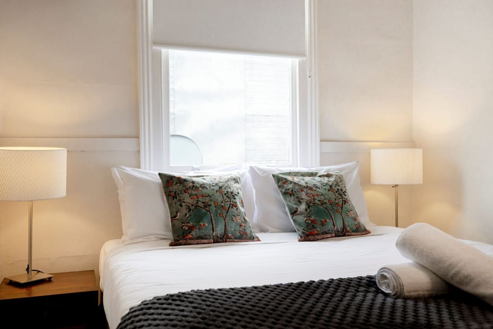 Standard Room, 1 Queen Bed | Iron/ironing board, free WiFi, bed sheets