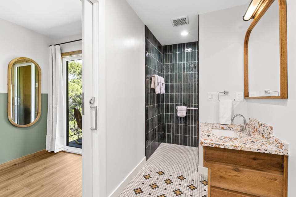 Premium Room, 1 King Bed, Valley View | Free WiFi, bed sheets