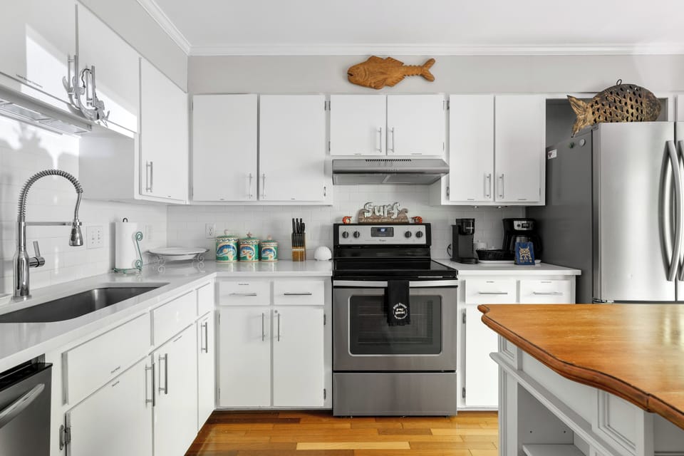 Old Village Coastal Charm | Near Beaches & CHS!