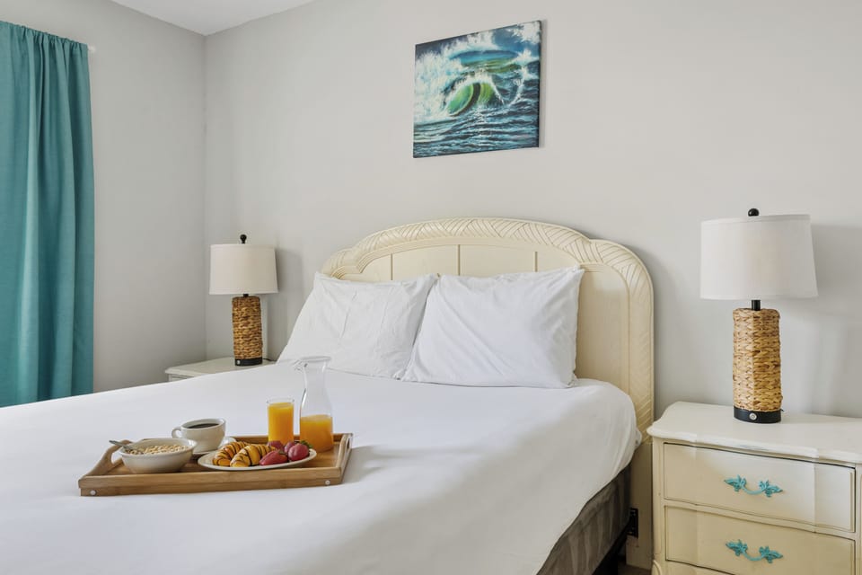 Old Village Coastal Charm | Near Beaches & CHS!