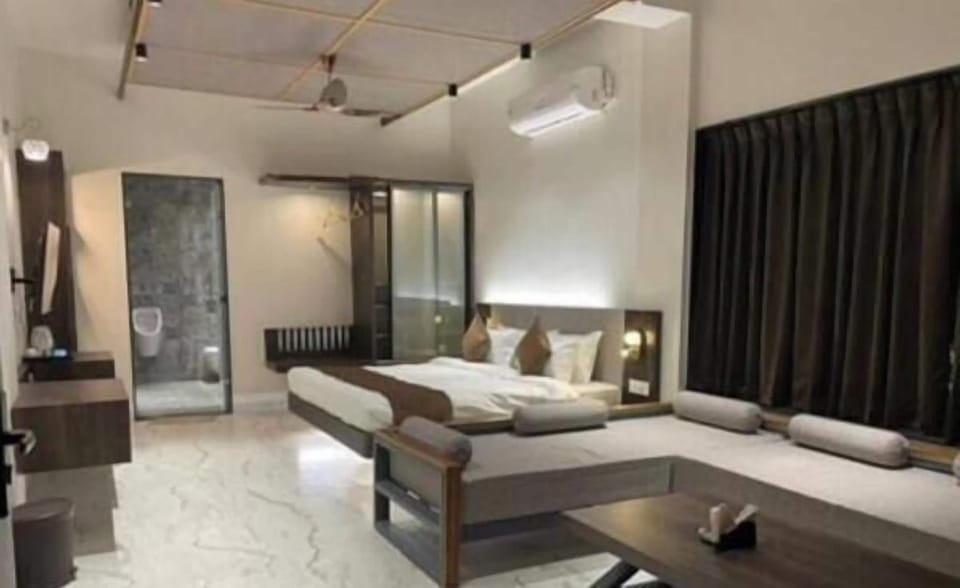 Blackout drapes, soundproofing, iron/ironing board, WiFi (free)