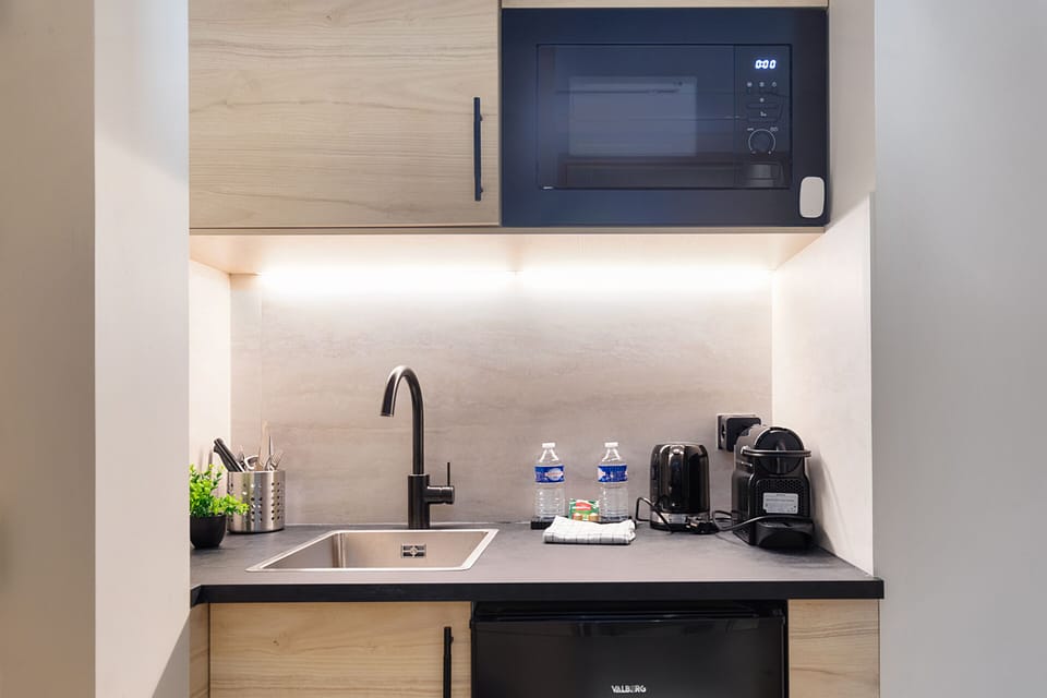 Superior Studio, City View | Shared kitchen | Mini-fridge, microwave, cookware/dishes/utensils