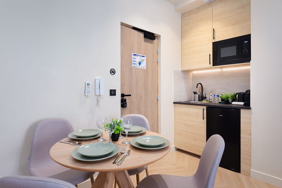 Deluxe Apartment, City View | Dining