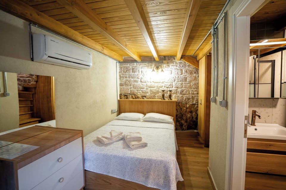 Family Duplex, Courtyard View | Bathroom | Shower, hair dryer, slippers, towels