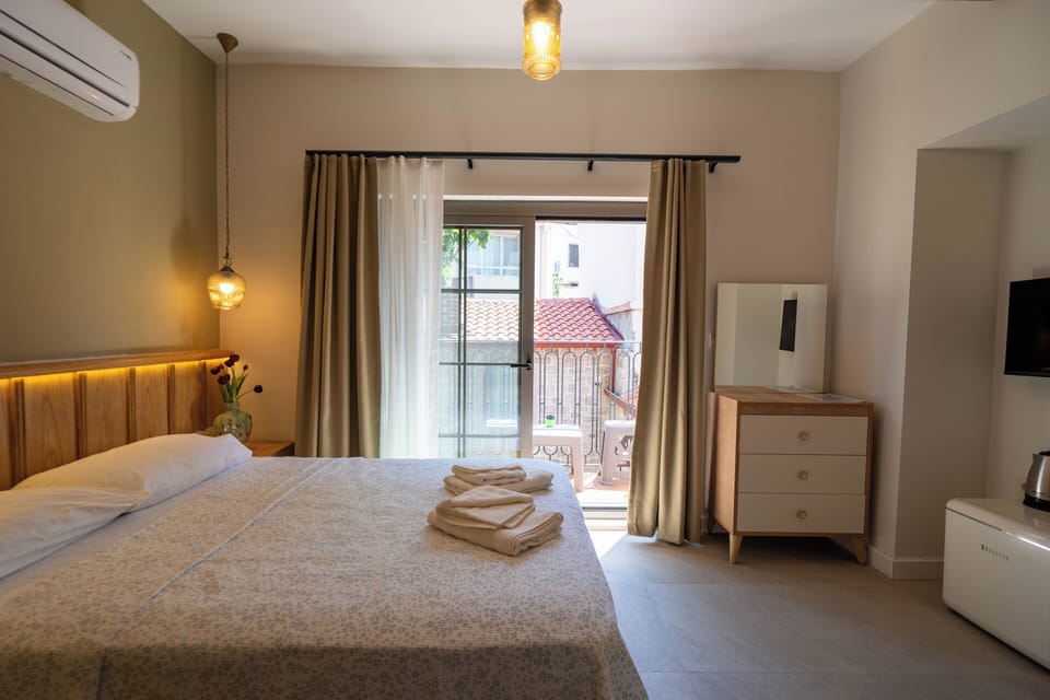 Room, Courtyard View | Desk, laptop workspace, blackout drapes, iron/ironing board (on request)