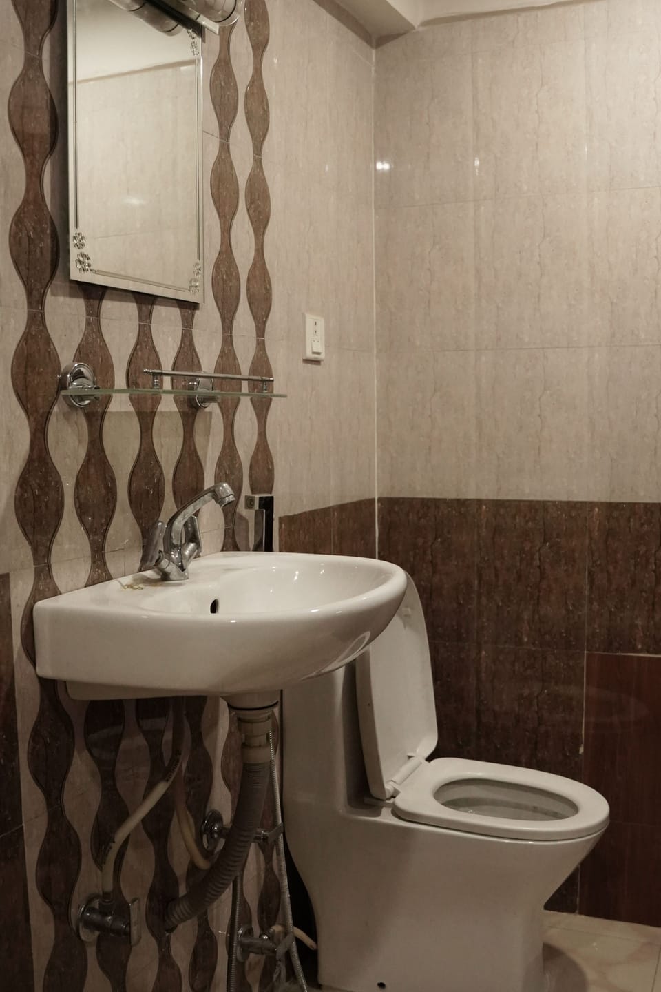 Deluxe Suite, City View | Bathroom | Free toiletries, towels, soap, shampoo
