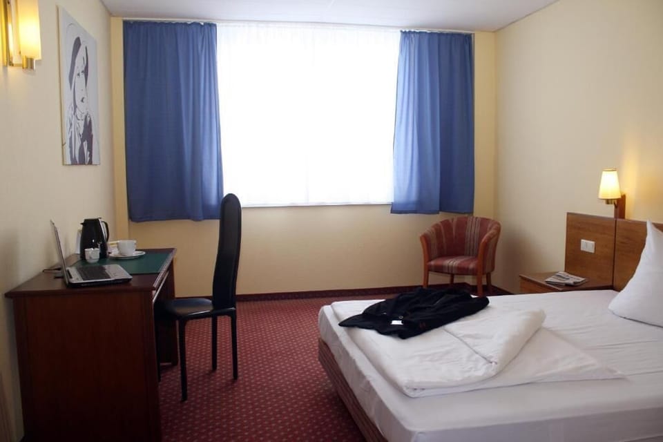 Standard Single Room, Garden View | Desk, laptop workspace, free WiFi
