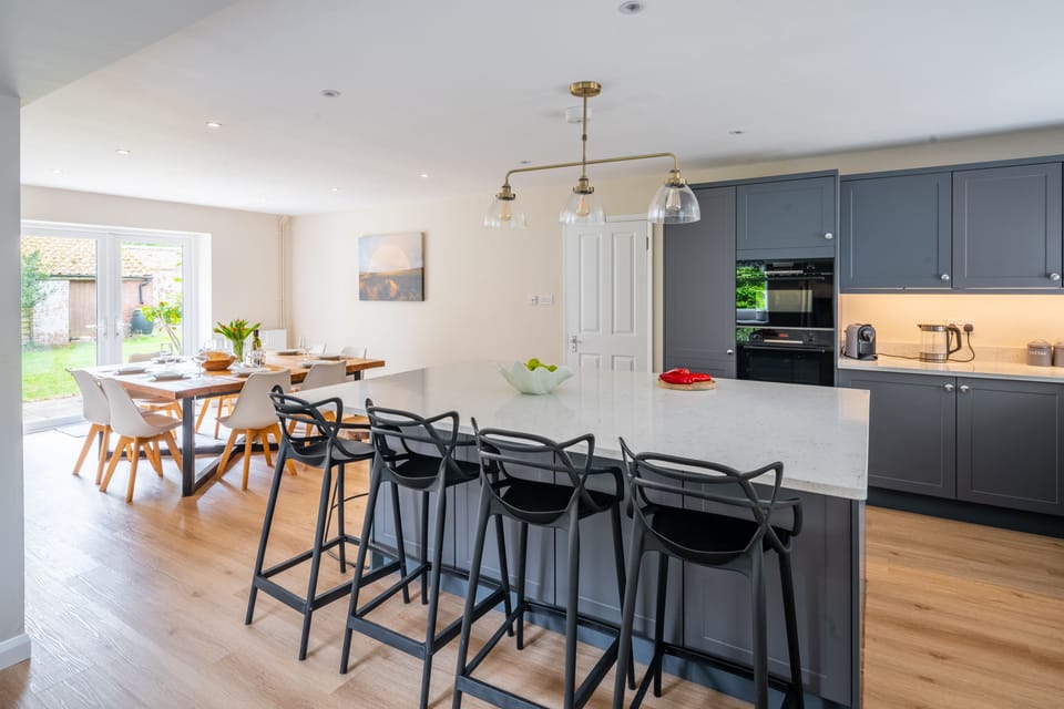 Manor Farm Lodge, Brancaster: Large kitchen with dining table that is ideal for celebratory meals