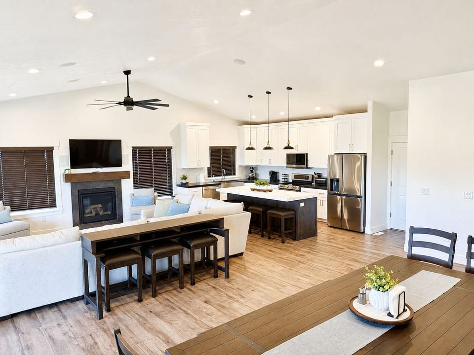 7 additional indoor eating spaces on stools at island and sofa bar table.