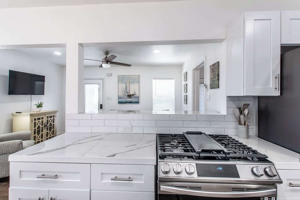 Apartment, 1 Queen Bed with Sofa bed, Balcony, Partial Ocean View (1117 Ocean D) | Private kitchen