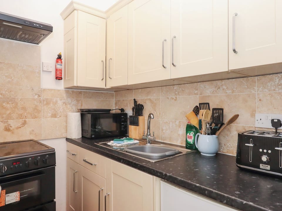 Cookware/dishes/utensils