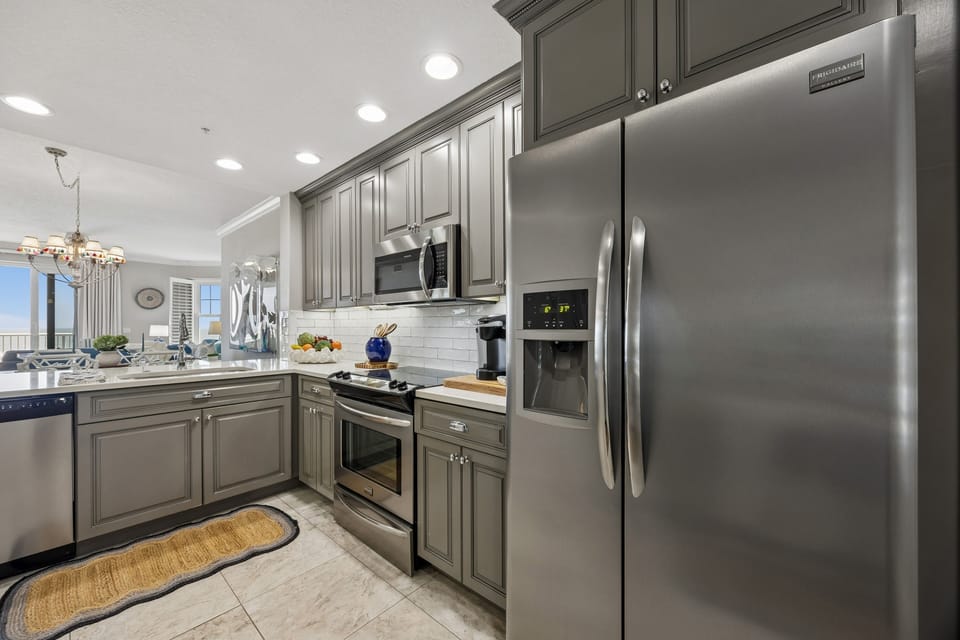 Condo, 2 Bedrooms | Private kitchen | Fridge, oven, coffee/tea maker, toaster