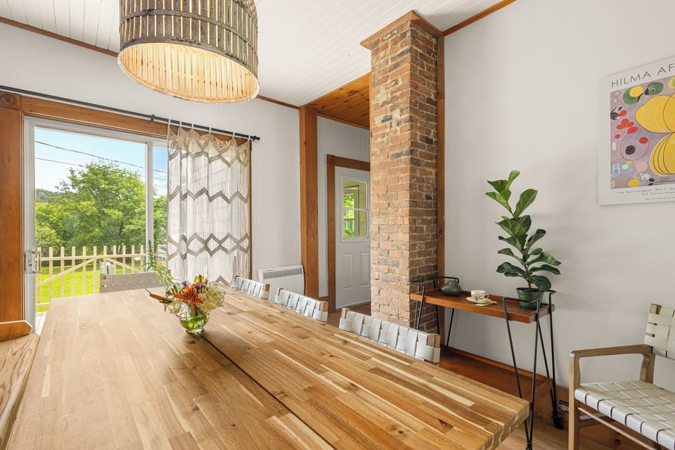 Salle à manger intime, avec banc d'église véritable. BBQ sur balcon adjacent. 