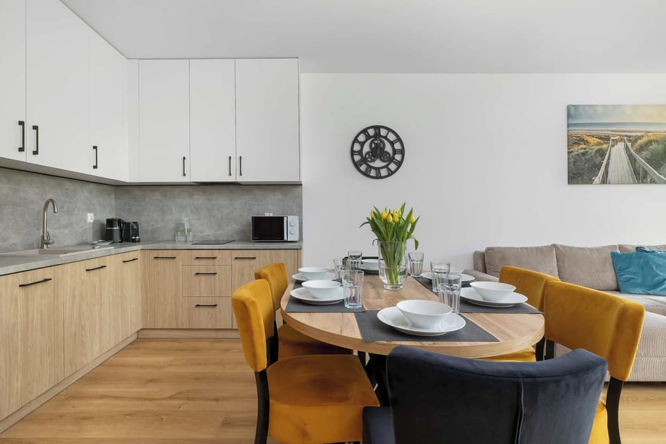 Open-plan kitchen and dining area with contemporary finishes