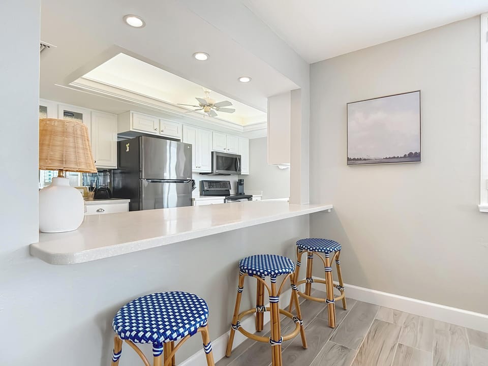 Breakfast Bar - Seating for 3