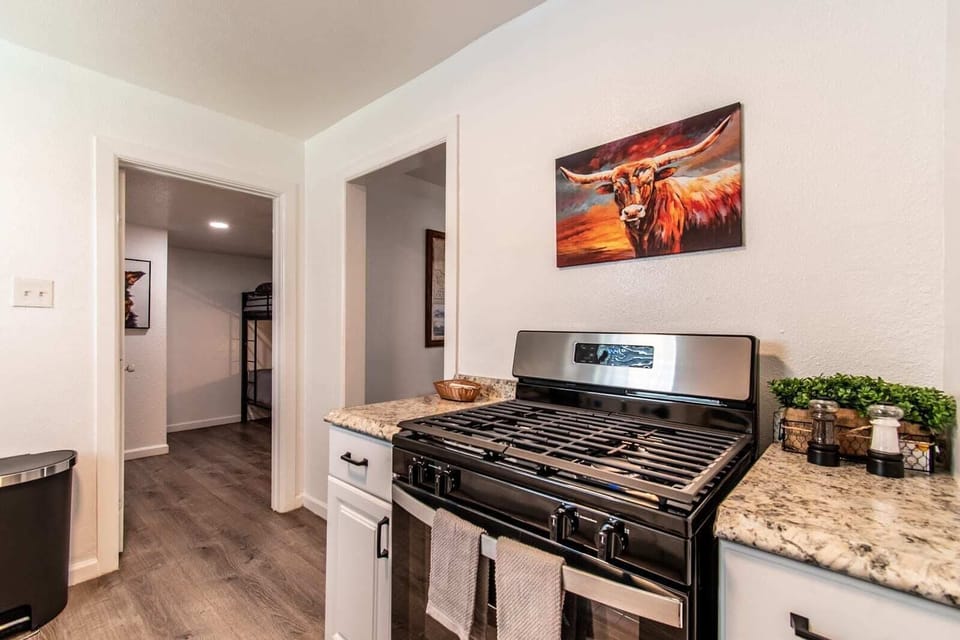 House, Multiple Beds, Kitchen, Garden View (4317+4321 Harry) | Interior