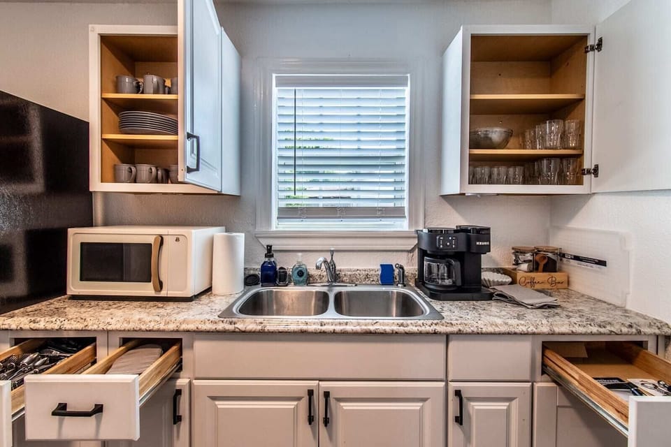 House, Multiple Beds, Kitchen, Garden View (4317+4321 Harry) | Private kitchen