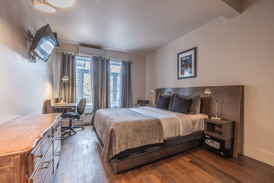 Room, 1 Queen Bed (Chambre 5) | In-room safe, individually decorated, individually furnished, desk
