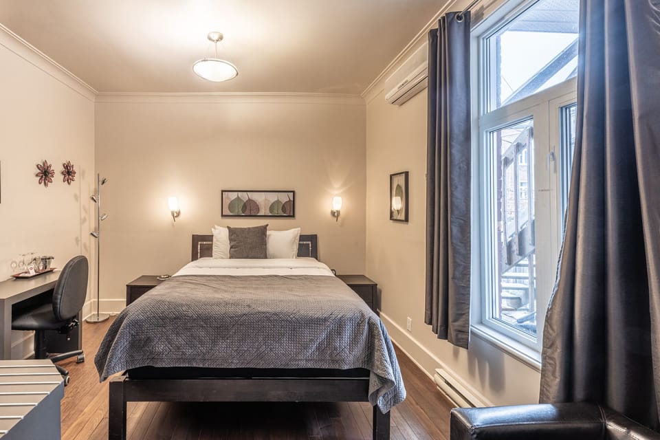 Room, 1 Queen Bed (Chambre 6) | In-room safe, individually decorated, individually furnished, desk