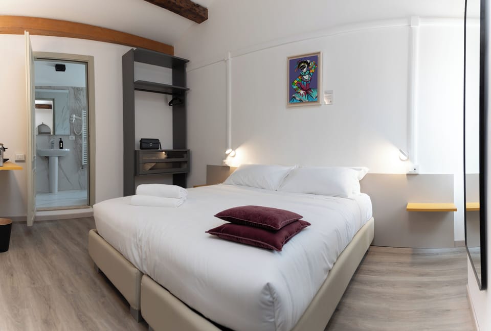 Classic Double or Twin Room | Desk, blackout drapes, iron/ironing board, free WiFi