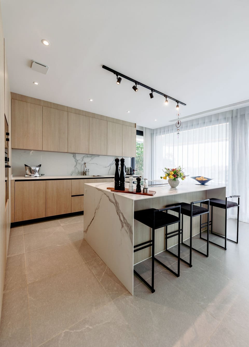 Full-size fridge, microwave, oven, stovetop
